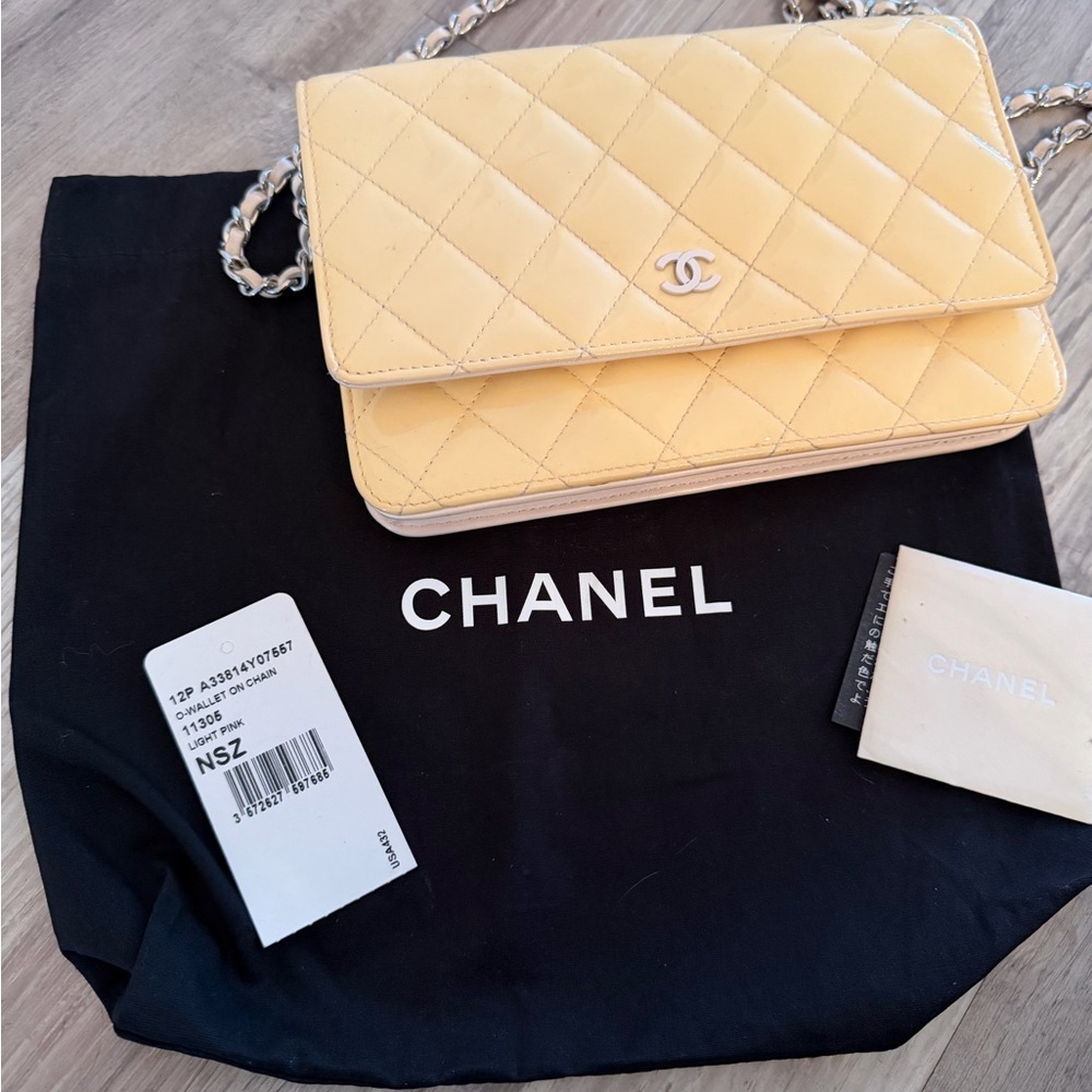 CHANEL Patent Leather WOC Crossbody Flap Bag Beige / Pink - Picture 15 of 16